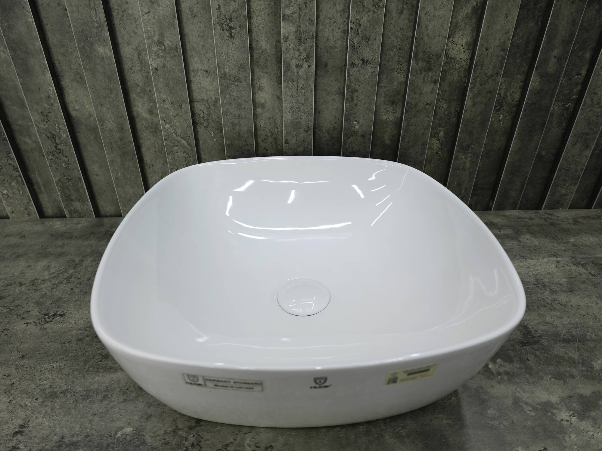 Chất liệu cao cấp và bền bỉ Chất liệu cao cấp và bền bỉ