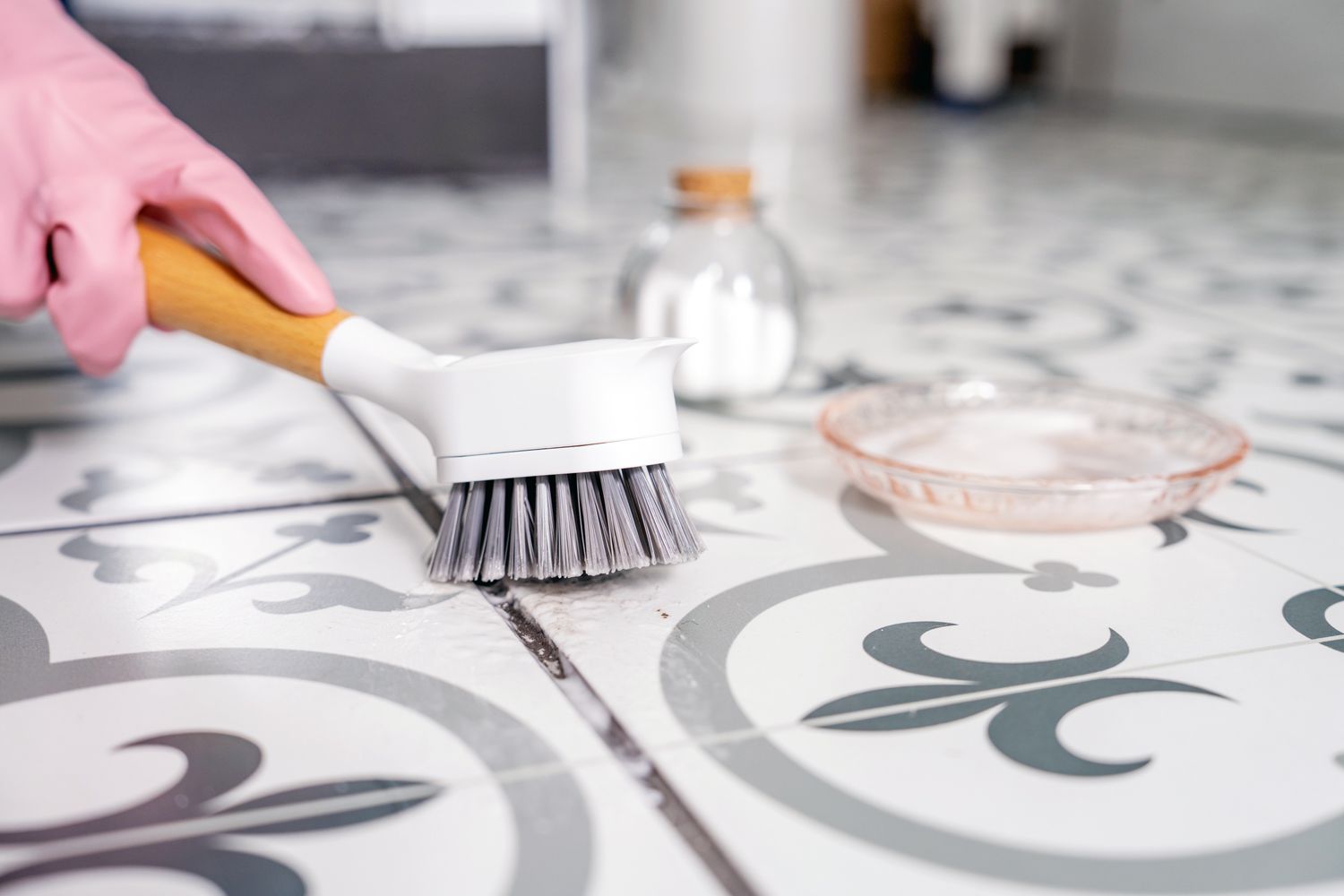 Tần suất vệ sinh phòng tắm phụ thuộc vào mức độ sử dụng và các khu vực cần làm sạch Tần suất vệ sinh phòng tắm phụ thuộc vào mức độ sử dụng và các khu vực cần làm sạch