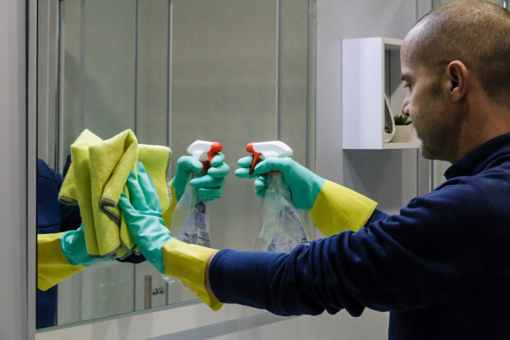 Vệ sinh gương phòng tắm Vệ sinh gương phòng tắm