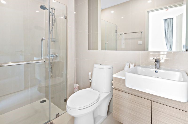 Đậy nắp bồn cầu góp phần giữ vệ sinh nhà tắm