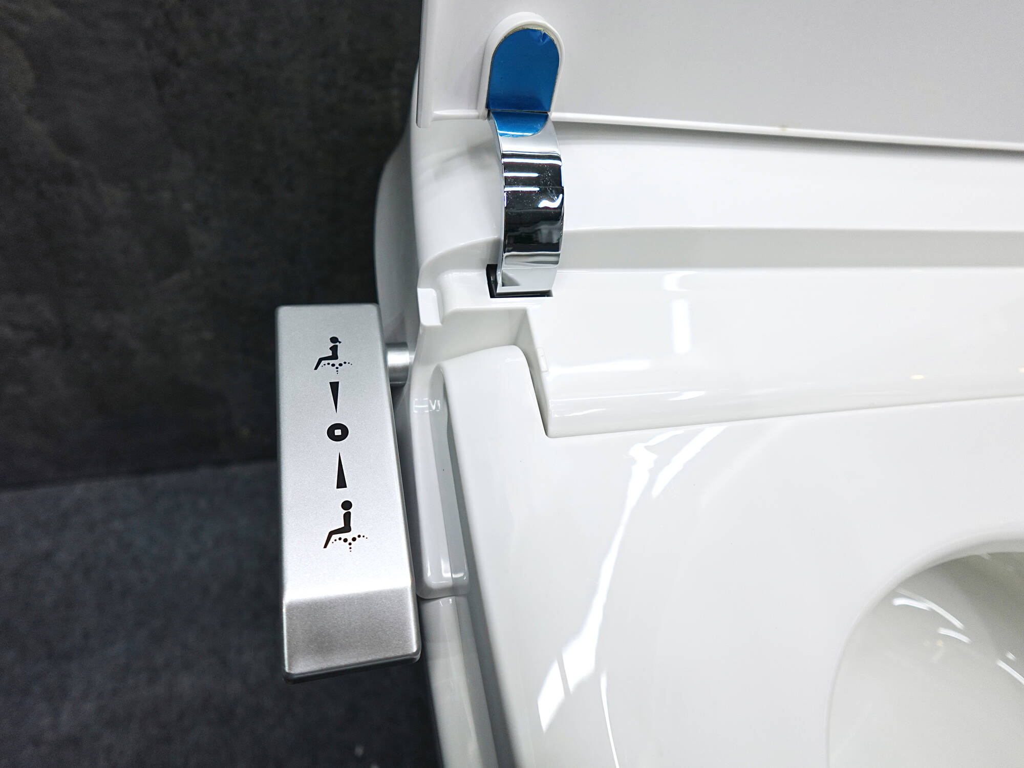 So sánh bồn cầu thông minh dùng pin và bồn cầu thông minh cắm điện So sánh bồn cầu thông minh dùng pin và bồn cầu thông minh cắm điện