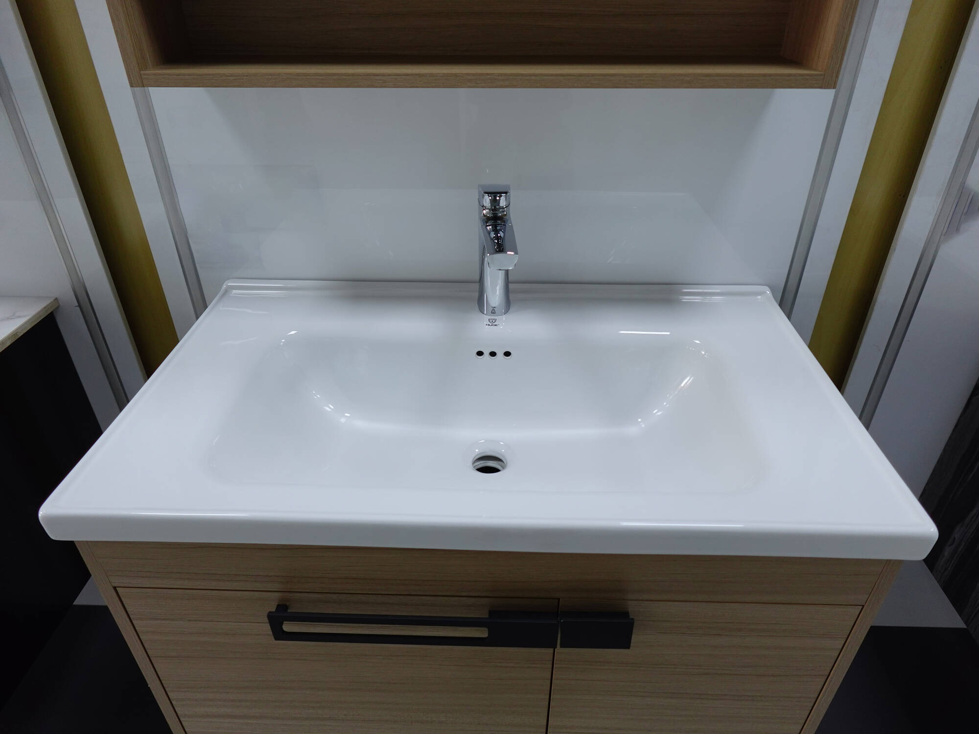 Chậu âm bàn – Sự tinh tế và tiện lợi Chậu âm bàn – Sự tinh tế và tiện lợi