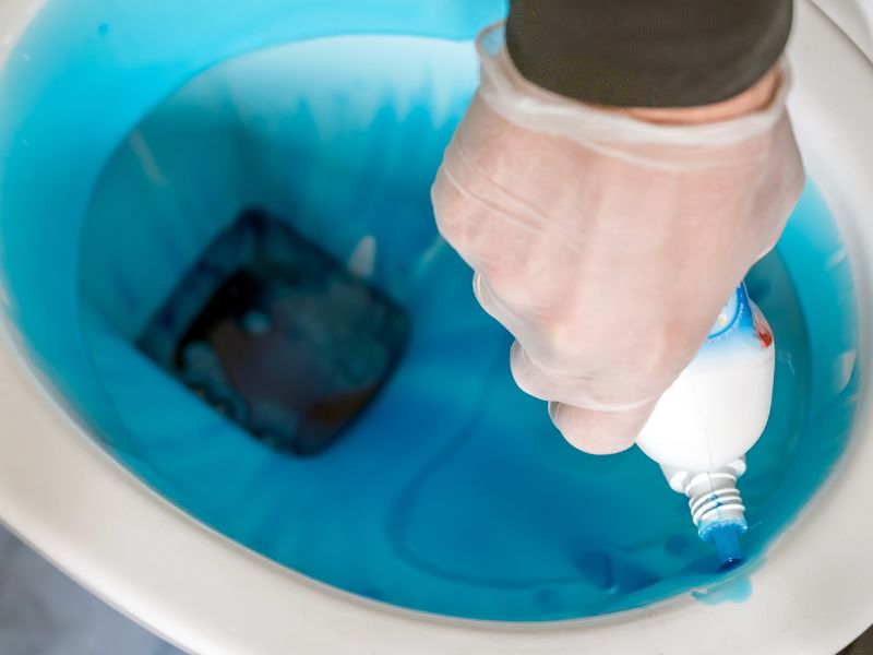 Sử dụng chất tẩy rửa nhẹ nhàng khi vệ sinh bồn cầu thông minh Sử dụng chất tẩy rửa nhẹ nhàng khi vệ sinh bồn cầu thông minh