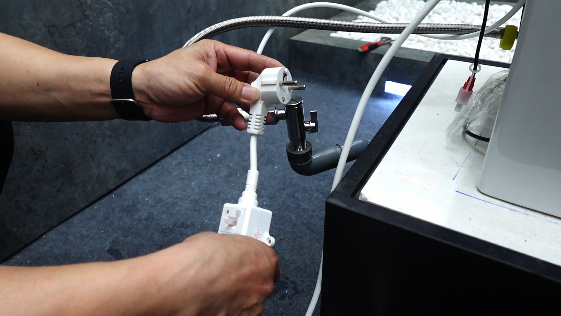 Rút dây cắm điện bồn cầu thông minh Rút dây cắm điện bồn cầu thông minh