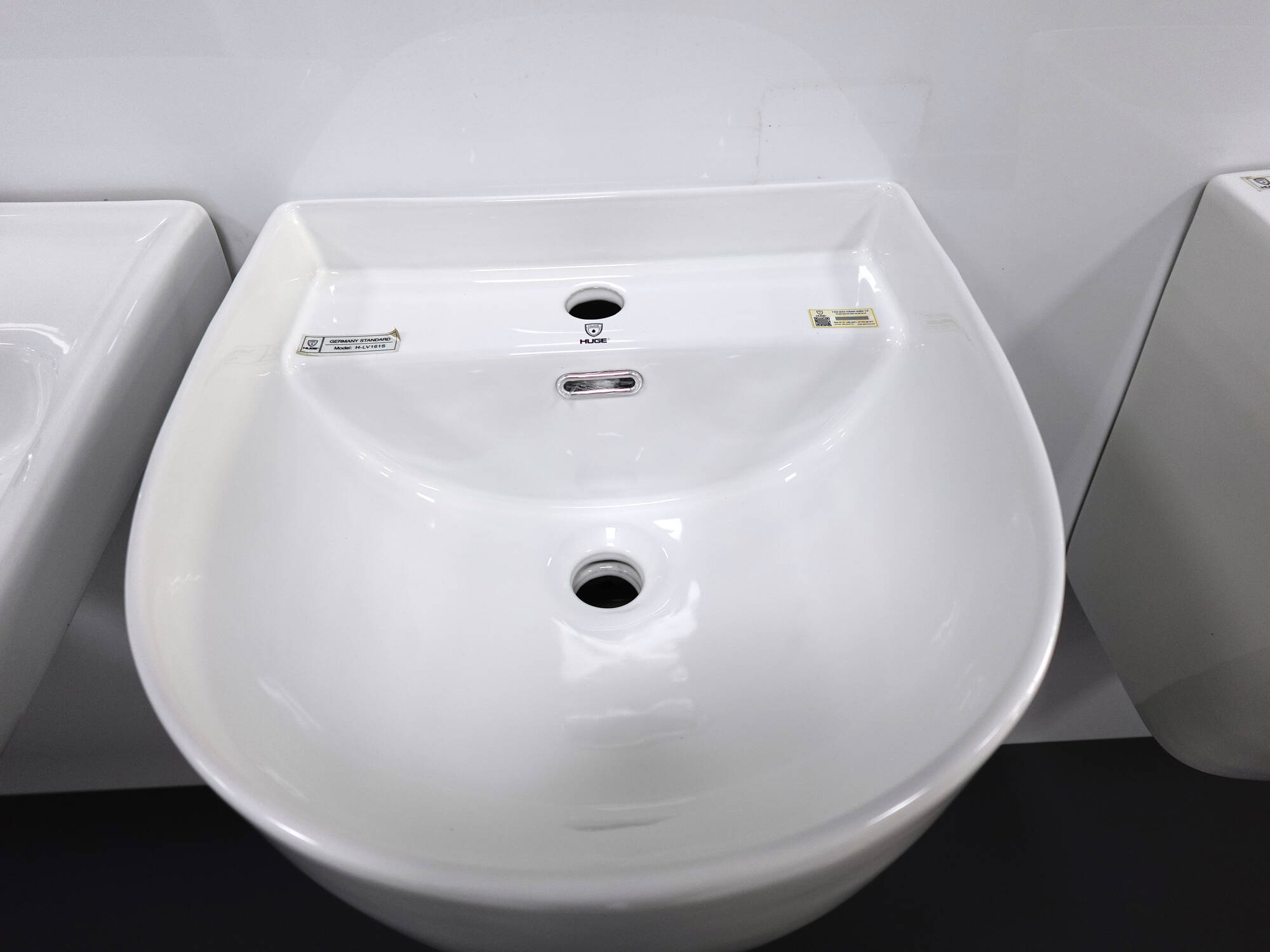 Những điểm nổi bật của Lavabo treo tường HUGE Những điểm nổi bật của Lavabo treo tường HUGE