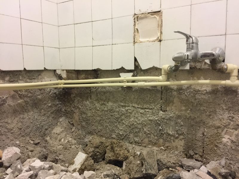 Kiểm tra kỹ lưỡng hệ thống ống nước và điện trước khi sửa nhà vệ sinh cũ Kiểm tra kỹ lưỡng hệ thống ống nước và điện trước khi sửa nhà vệ sinh cũ