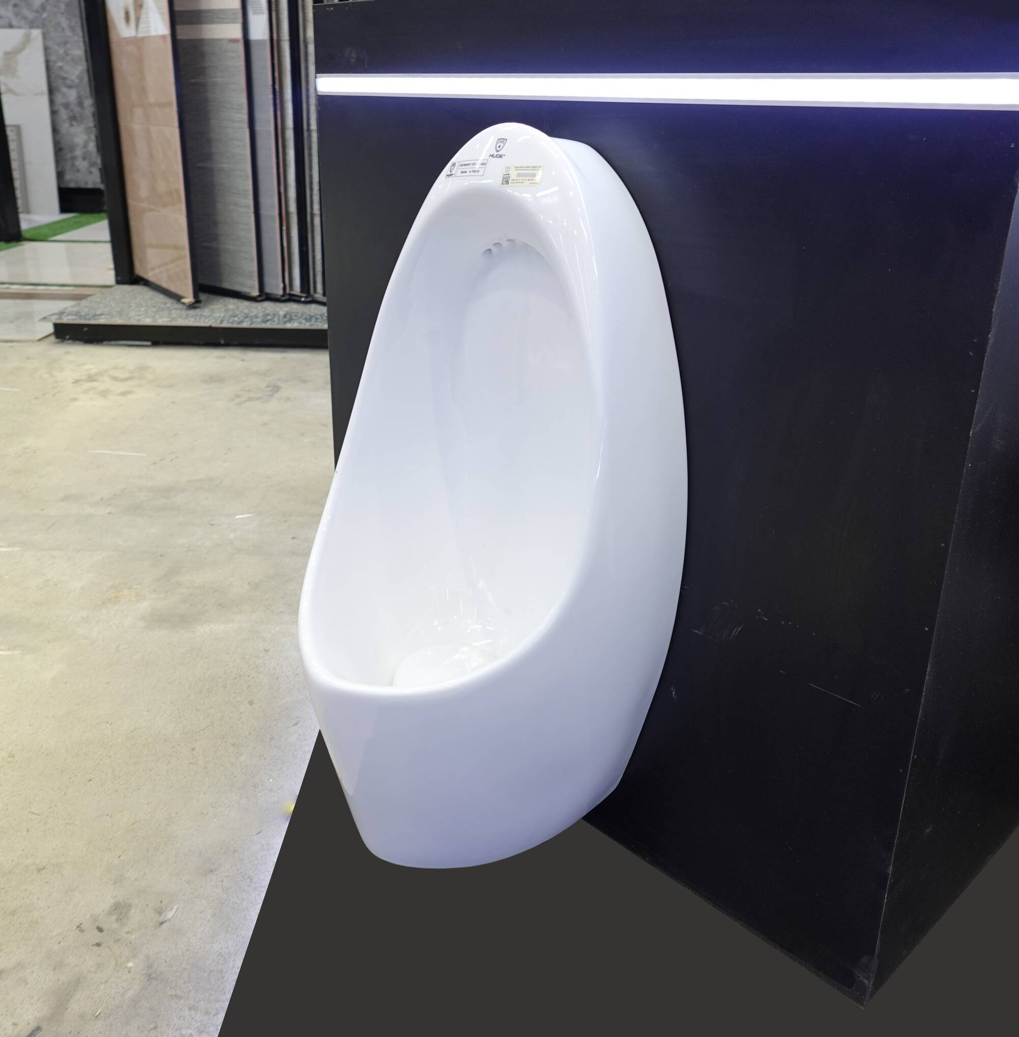 Công nghệ và tính năng hiện đại trên bồn tiểu nam