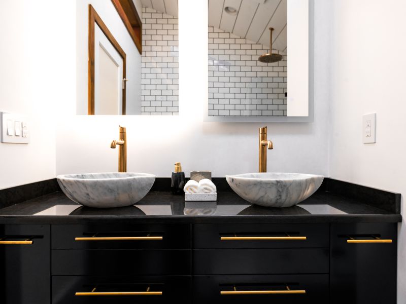 Kết hợp tủ nhà vệ sinh với lavabo – Bí quyết nâng tầm không gian