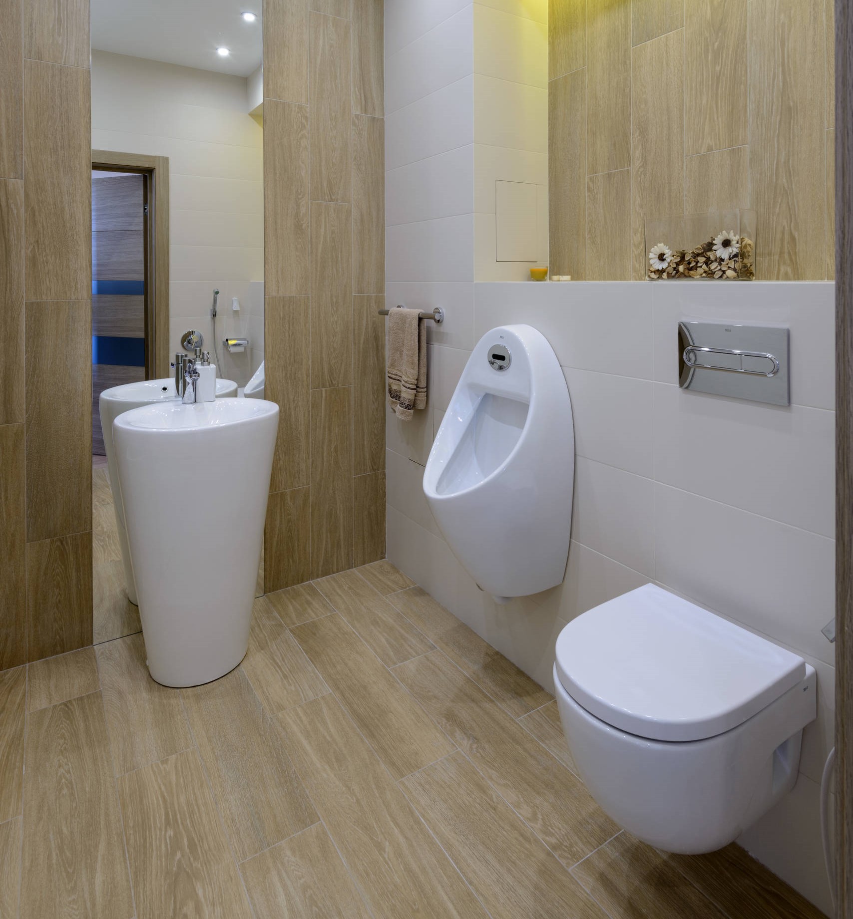 Tối ưu không gian nhà vệ sinh với bồn tiểu nam