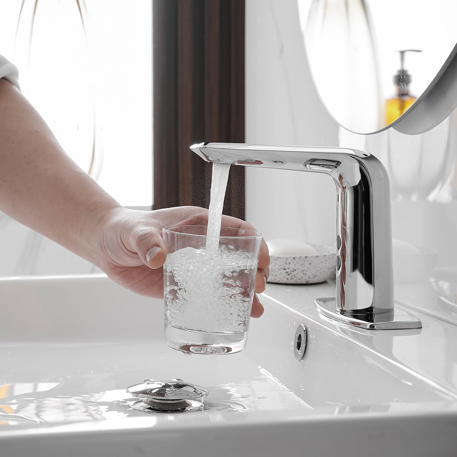 Nhiều mẫu vòi lavabo cảm ứng hiện đại còn được trang bị chức năng tự ngắt nước sau một khoảng thời gian