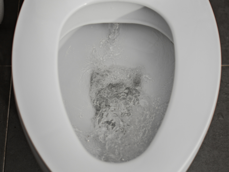 Nước chảy liên tục trong bồn cầu Nước chảy liên tục trong bồn cầu