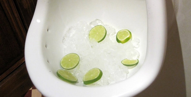 Dùng chanh tươi và Muối là sạch bồn cầu bị ố vàng