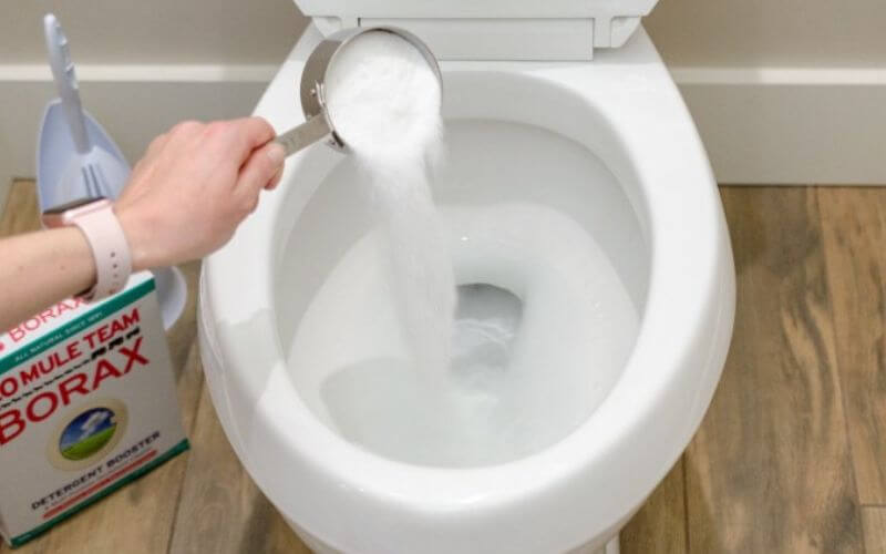 Dùng hàn the làm sạch bồn cầu bị ố vàng